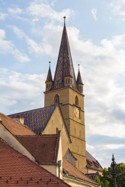 Sibiu şehrindeki tarihi Lutheran St. Mary Katedrali manzarası. Transilvanya. Romanya