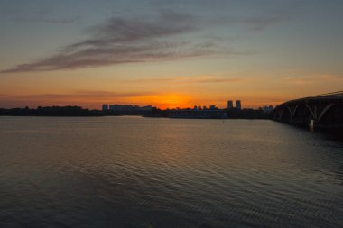 Şafak vakti Kyiv şehrinin sol yakasının manzarası. Ukrayna