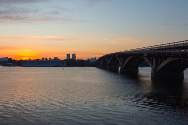 Şafak vakti Kyiv şehrinin sol yakasının manzarası. Ukrayna