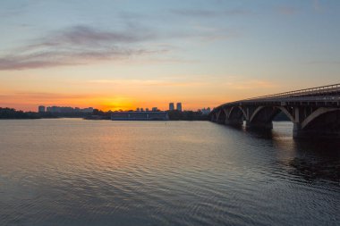Şafak vakti Kyiv şehrinin sol yakasının manzarası. Ukrayna