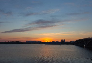 Şafak vakti Kyiv şehrinin sol yakasının manzarası. Ukrayna