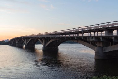 Şafak vakti Kyiv şehrindeki Metro Köprüsü 'nün manzarası. Ukrayna