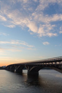 Şafak vakti Kyiv şehrindeki Metro Köprüsü 'nün manzarası. Ukrayna