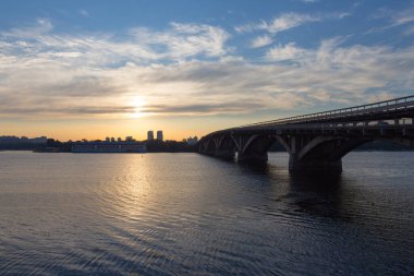 Şafak vakti Kyiv şehrinin sol yakasının manzarası. Ukrayna