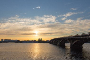 Şafak vakti Kyiv şehrinin sol yakasının manzarası. Ukrayna