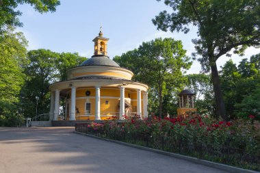 Aziz Niklas Kilisesi 'nin manzarası Ukrayna' nın başkenti Kyiv 'deki Askold Mezarlığı' nda bulunan Neoklasik tarzda bir rotunda 'dır.