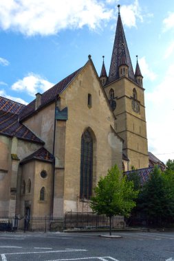 Sibiu şehrindeki tarihi Lutheran St. Mary Katedrali manzarası. Transilvanya. Romanya