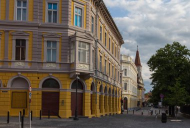 Sibiu 'daki Eski Şehir sokaklarındaki güzel tarihi evler. Transilvanya. Romanya