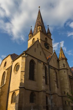 Sibiu şehrindeki tarihi Lutheran St. Mary Katedrali manzarası. Transilvanya. Romanya