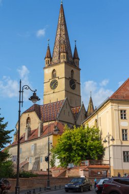 Sibiu şehrindeki tarihi Lutheran St. Mary Katedrali manzarası. Transilvanya. Romanya