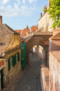 Sibiu 'nun tarihi merkezinde dar bir sokak. Romanya