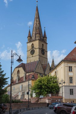 Sibiu şehrindeki tarihi Lutheran St. Mary Katedrali manzarası. Transilvanya. Romanya