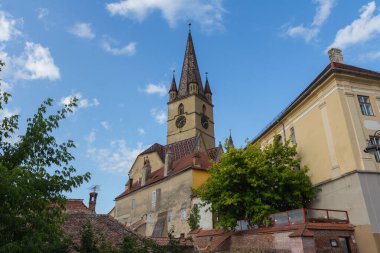 Sibiu şehrindeki tarihi Lutheran St. Mary Katedrali manzarası. Transilvanya. Romanya