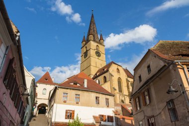 Sibiu şehrindeki tarihi Lutheran St. Mary Katedrali manzarası. Transilvanya. Romanya