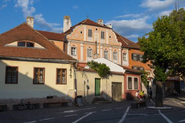 Sibiu 'daki Eski Şehir sokaklarındaki güzel tarihi evler. Transilvanya. Romanya