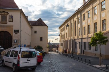 Sibiu 'daki Eski Şehir sokaklarındaki güzel tarihi evler. Transilvanya. Romanya