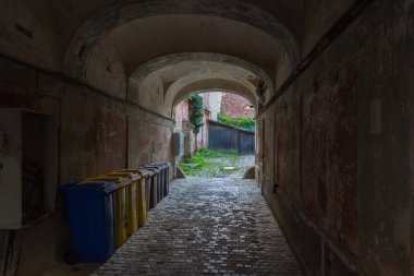 Sibiu 'nun tarihi merkezinde dar bir sokak. Romanya