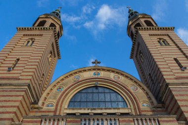 Sibiu şehrindeki Kutsal Üçlü Katedrali 'nin manzarası. Romanya