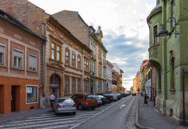 Sibiu 'daki Eski Şehir sokaklarındaki güzel tarihi evler. Transilvanya. Romanya. 28 Haziran 2019