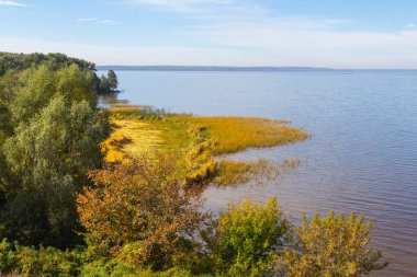 Trakhtemyriv Yarımadası 'nın yüksek kıyısından Dnipro Nehri manzarası. Ukrayna