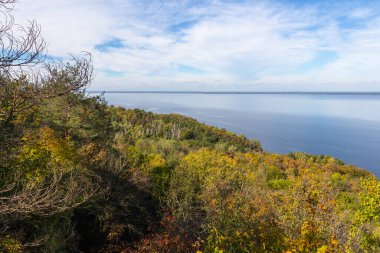 Trakhtemyriv Yarımadası 'nın yüksek kıyısından Dnipro Nehri manzarası. Ukrayna