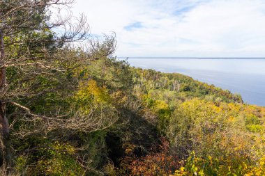 Trakhtemyriv Yarımadası 'nın yüksek kıyısından Dnipro Nehri manzarası. Ukrayna