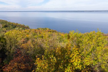 Trakhtemyriv Yarımadası 'nın yüksek kıyısından Dnipro Nehri manzarası. Ukrayna