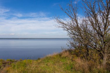 Trakhtemyriv Yarımadası 'nın yüksek kıyısından Dnipro Nehri manzarası. Ukrayna