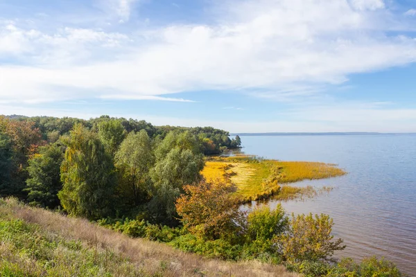 Trakhtemyriv Yarımadası 'nın yüksek kıyısından Dnipro Nehri manzarası. Ukrayna