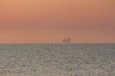 Şafakta denizde bir deniz tankerinin silueti. Odesa. Ukrayna