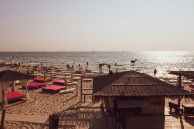 Şafakta Odesa şehrindeki plajda. Ukrayna