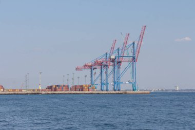 Odesa, Ukrayna limanındaki liman yük vinci ve konteyner gemisi.