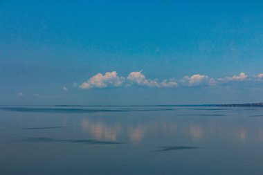 Güneşli bir günde Dinyester nehrinin manzarası. Ukrayna