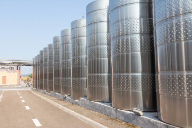 Şarap üretimi için endüstriyel silolar, yakın plan fotoğraflar. Shabo. Odesa bölgesi. Ukrayna