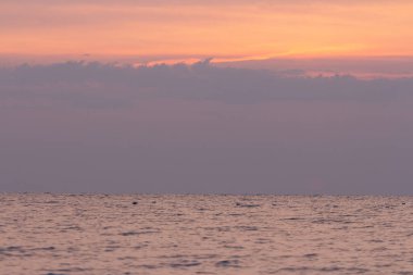 Odesa şehrinin yakınlarında güneş doğmadan önce deniz üzerinde güzel bir gökyüzü. Ukrayna