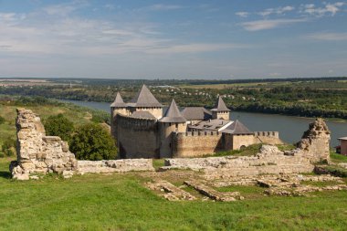 Güneşli bir günde tarihi Khotyn kalesinin manzarası. Ukrayna