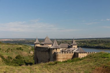 Güneşli bir günde tarihi Khotyn kalesinin manzarası. Ukrayna