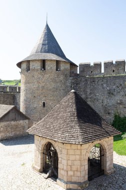 Tarihi Khotyn Kalesi 'nin avlusu. Ukrayna