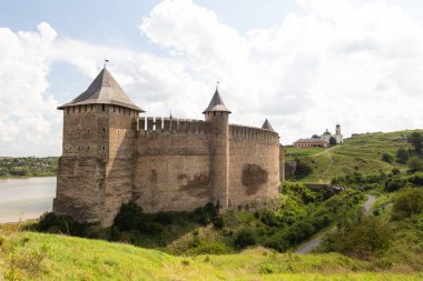 Güneşli bir günde tarihi Khotyn kalesinin manzarası. Ukrayna