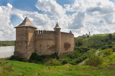 Güneşli bir günde tarihi Khotyn kalesinin manzarası. Ukrayna