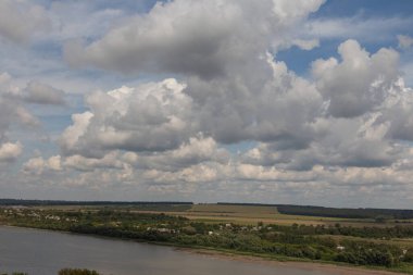 Güneşli bir günde Dinyester Nehri manzarası. Ukrayna