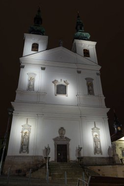 Brno şehrindeki ünlü St. Michael Kilisesi manzarası. Geceleyin. Çek Cumhuriyeti