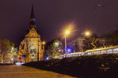 Brno şehrindeki ünlü Jan Amos Comenius Kilisesi 'nin (Kızıl Kilise) manzarası. Geceleyin. Çek Cumhuriyeti