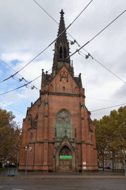 Brno şehrindeki ünlü Jan Amos Comenius Kilisesi 'nin (Kızıl Kilise) manzarası. Çek Cumhuriyeti