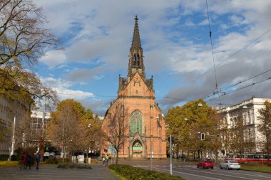 Brno şehrindeki ünlü Jan Amos Comenius Kilisesi 'nin (Kızıl Kilise) manzarası. Çek Cumhuriyeti