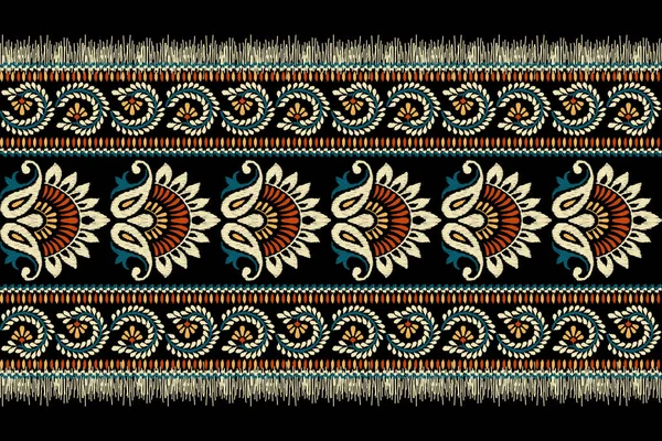 黒の背景にイカットの花のペイズリー刺繍 イカットの民族的な東洋のパターンの伝統 アステカスタイル抽象的なベクトルのイラスト テクスチャ ファブリック スカーフ サロンのためのデザイン — ストックベクタ
