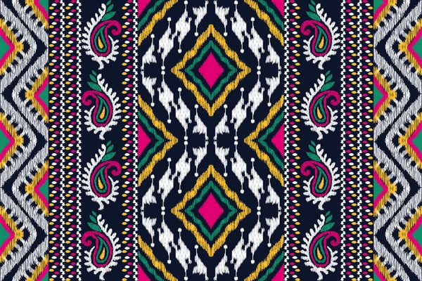 黒の背景にアフリカのイカットの花のペイズリー刺繍 イカットの民族の先住民のパターンの伝統 アステカスタイル抽象的なベクトルのイラスト — ストックベクタ