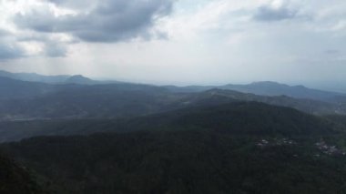 Beser Dağı 'nın sabahki görüntüsü, Jingkang Köyü, Karang Jambu Bölgesi, Purbalingga Regency