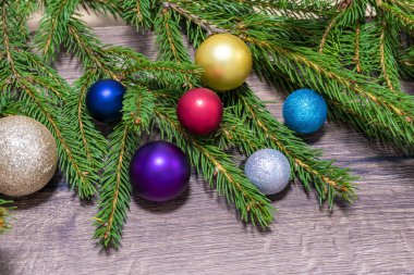 Noel ağacı arka planı. Köknar dalları ve kırmızı, sarı böğürtlenli Noel süsü. Çizgili Kereste Masası Yakın çekim, Kahverengi Tahtalar. Boşluğu kopyala