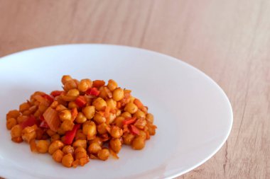 Bir tabakta pişmiş fasulye, vejetaryen yemeği, pişmiş nohut, vejetaryenlik konsepti, diyet yemeği, yakın çekim.